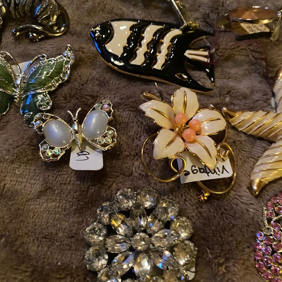 Wonderful lot of designer vintage pins  great assortment of high quality pins - Picture 7 of 8